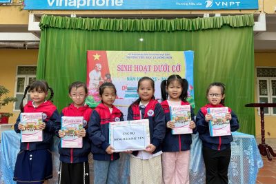 “Cô và trò Trường Tiểu học Lê Hồng Sơn cùng hướng về đồng bào Phú Yên bằng tất cả yêu thương.